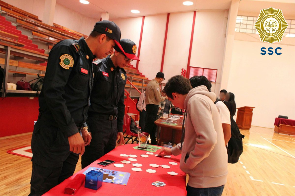 PBI_SSC's tweet photo. 🐕🦺📚 En el #CECyT4 #LázaroCárdenas, en la @AlcaldiaAO, personal de la #PBI de la @SSC_CDMX participó en la #FeriaDeSeguridad con un #StandInformativo, en el que realizaron diversas actividades y juegos con las y los estudiantes. https://t.co/G7g2G3ILJ9