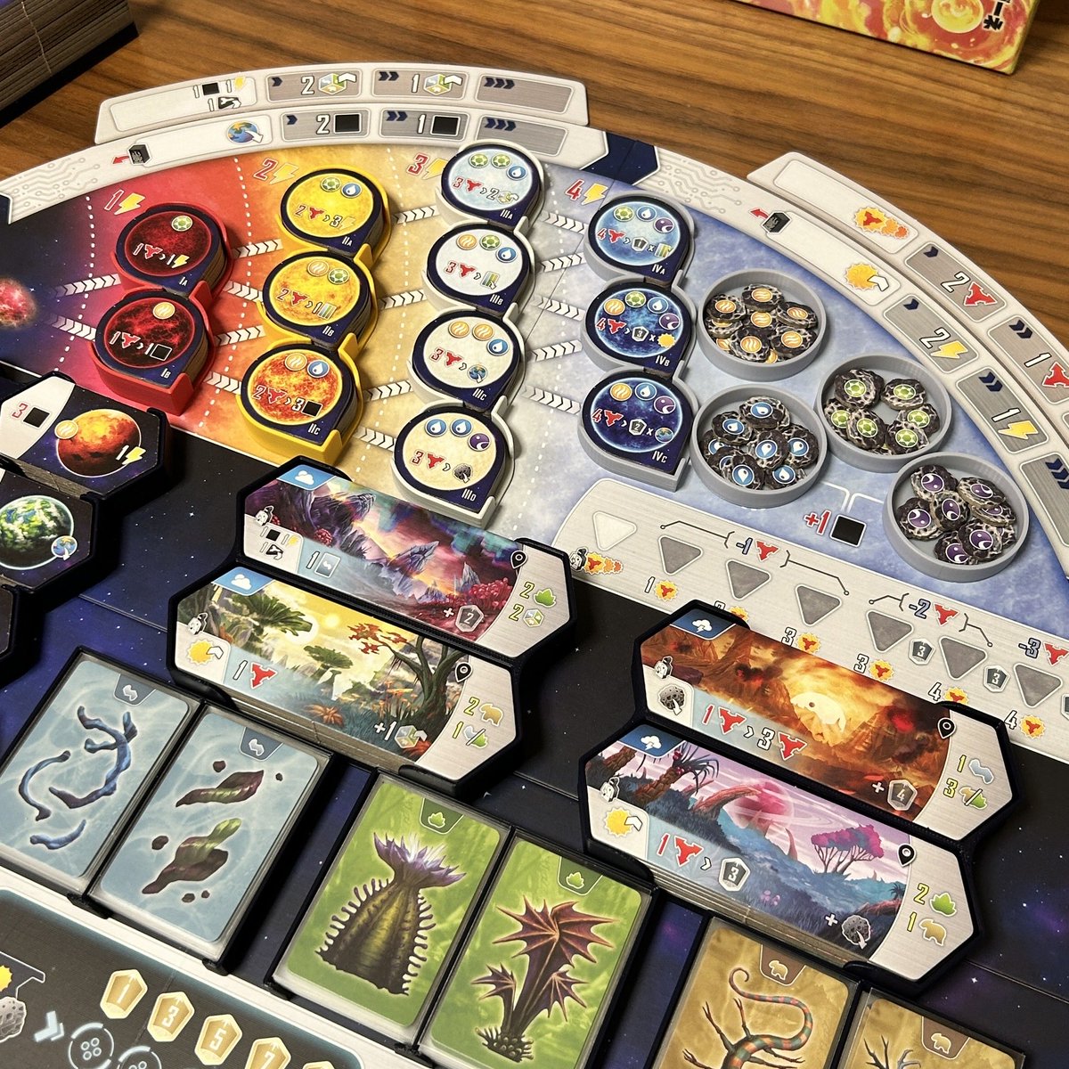 keron_boardgame's tweet photo. 「エントロピー」専用インサートを制作しました！

※こちらもプレゼント企画の対象です🎁

【特徴】
・タイルやカード類を種類ごとに整理して収納
・タイルやカードは、ケースごとそのままボード上に配置可能
・プロモコンポーネント対応
・すべてのコンポーネントを1つの箱にまとめて収納可能

収納ケースから取り出して並べ替える手間を減らせるので、ゲームのセットアップや片付けもスムーズになります！

収納方法や詳細については、メルカリ・Yahoo!フリマの商品ページをご確認ください！