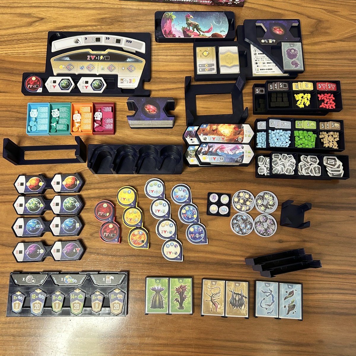 keron_boardgame's tweet photo. 「エントロピー」専用インサートを制作しました！

※こちらもプレゼント企画の対象です🎁

【特徴】
・タイルやカード類を種類ごとに整理して収納
・タイルやカードは、ケースごとそのままボード上に配置可能
・プロモコンポーネント対応
・すべてのコンポーネントを1つの箱にまとめて収納可能

収納ケースから取り出して並べ替える手間を減らせるので、ゲームのセットアップや片付けもスムーズになります！

収納方法や詳細については、メルカリ・Yahoo!フリマの商品ページをご確認ください！