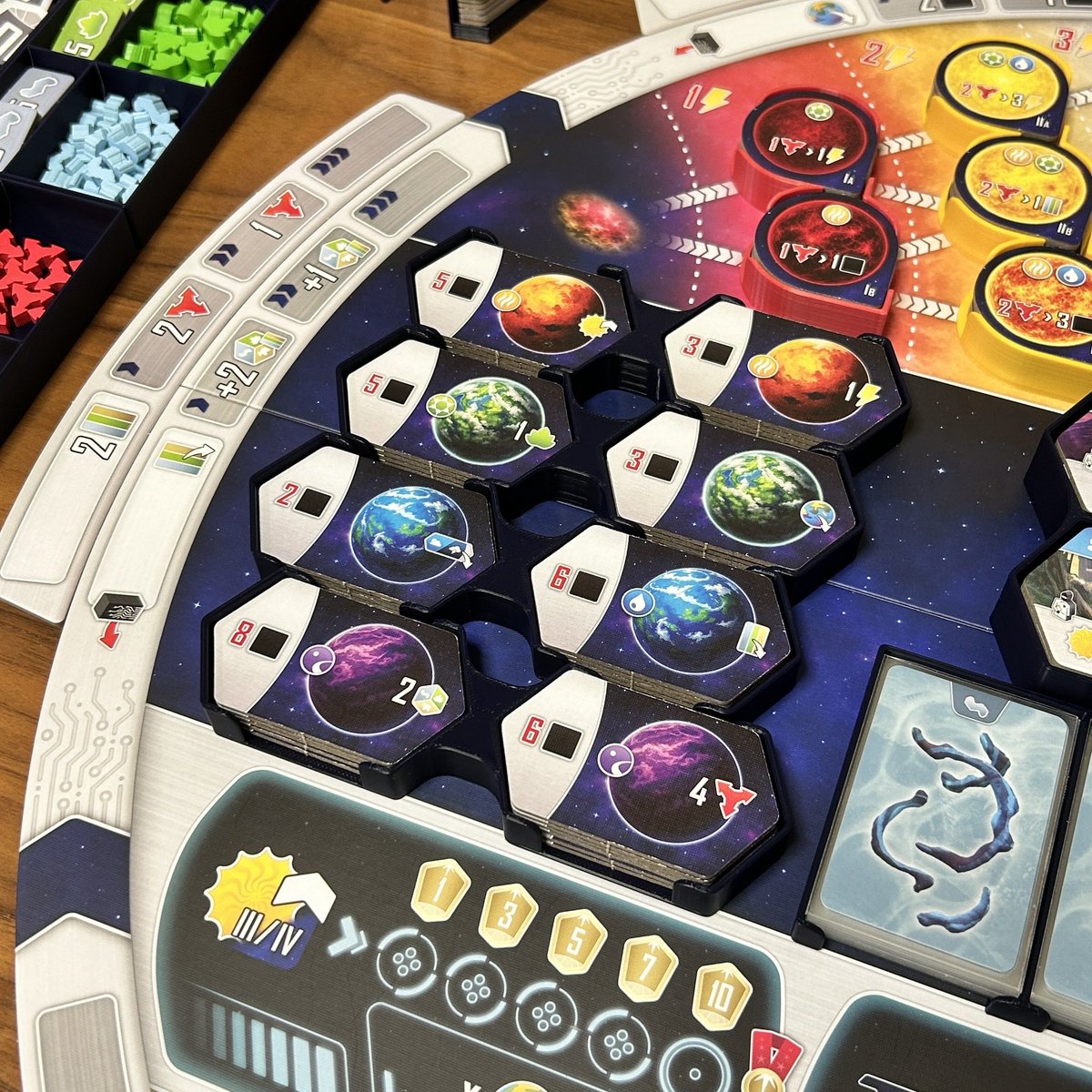 keron_boardgame's tweet photo. 「エントロピー」専用インサートを制作しました！

※こちらもプレゼント企画の対象です🎁

【特徴】
・タイルやカード類を種類ごとに整理して収納
・タイルやカードは、ケースごとそのままボード上に配置可能
・プロモコンポーネント対応
・すべてのコンポーネントを1つの箱にまとめて収納可能

収納ケースから取り出して並べ替える手間を減らせるので、ゲームのセットアップや片付けもスムーズになります！

収納方法や詳細については、メルカリ・Yahoo!フリマの商品ページをご確認ください！