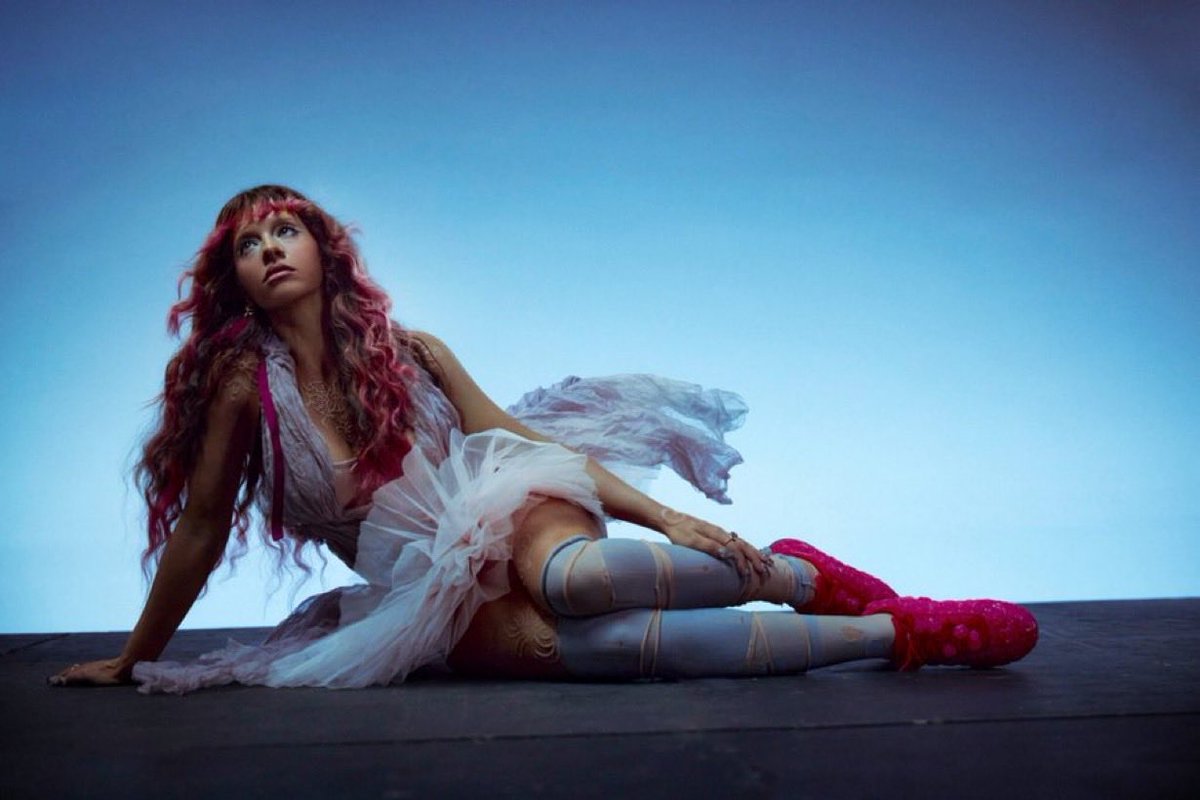 hadestanked's tweet photo. Melanie martinez sobre o elysium 
“É o sol no seu rosto, e abaixar a janela e sentir a brisa. Parece que você entrou em outro planeta. Parece o melhor arrepio possível. Existe uma doçura e uma qualidade angelical nesse álbum da qual eu realmente me orgulho” https://t.co/iIRz31PAg2