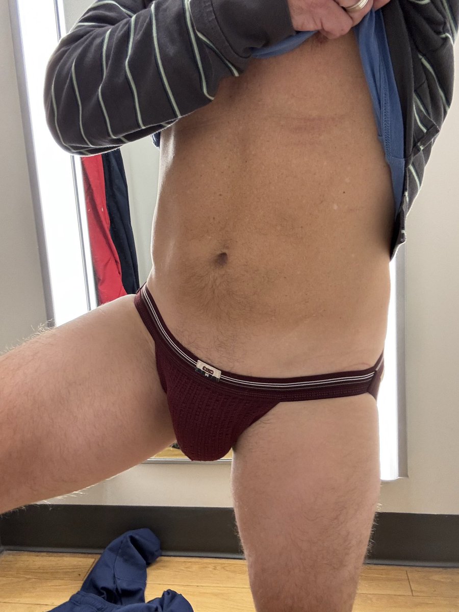 lakerunner603's tweet photo. Nothing like fitting  room lighten https://t.co/09FKxhrVNZ