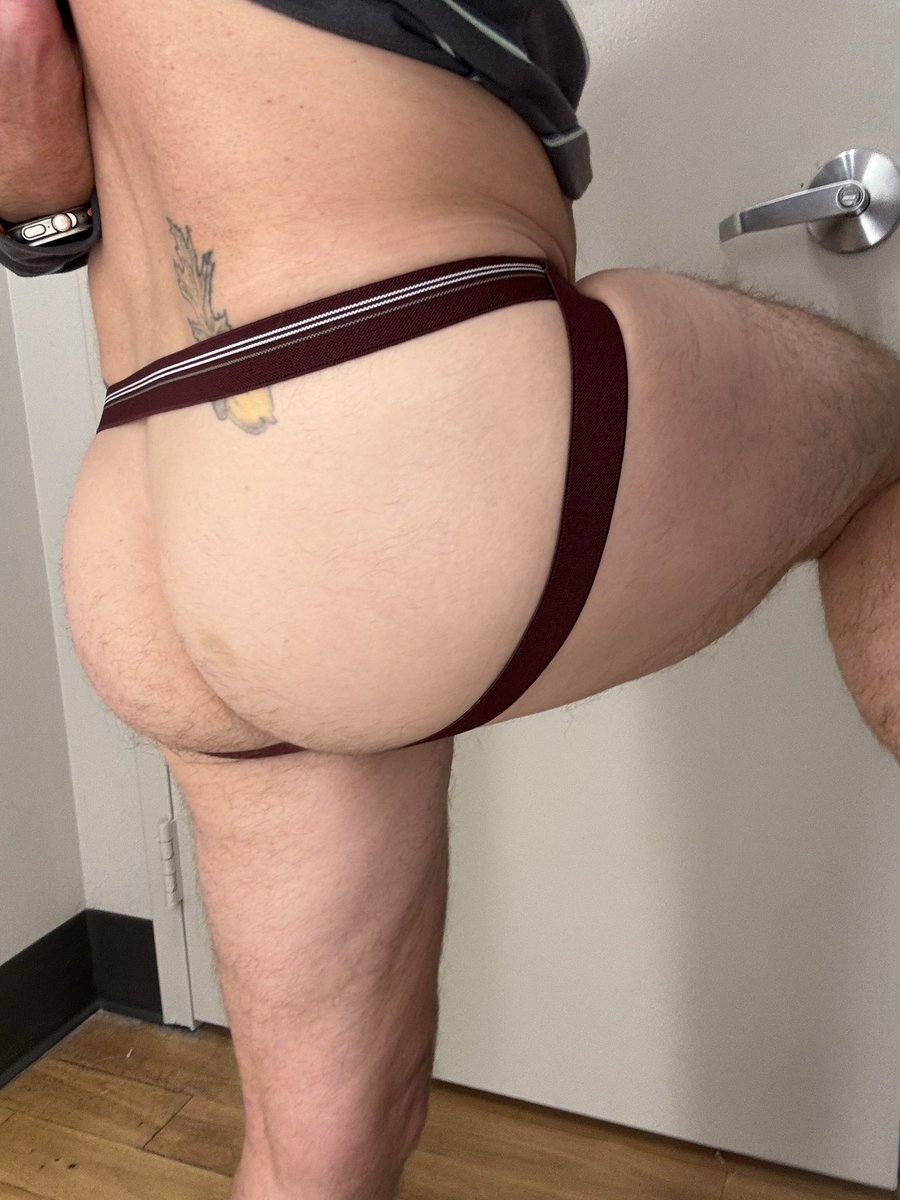 lakerunner603's tweet photo. Nothing like fitting  room lighten https://t.co/09FKxhrVNZ