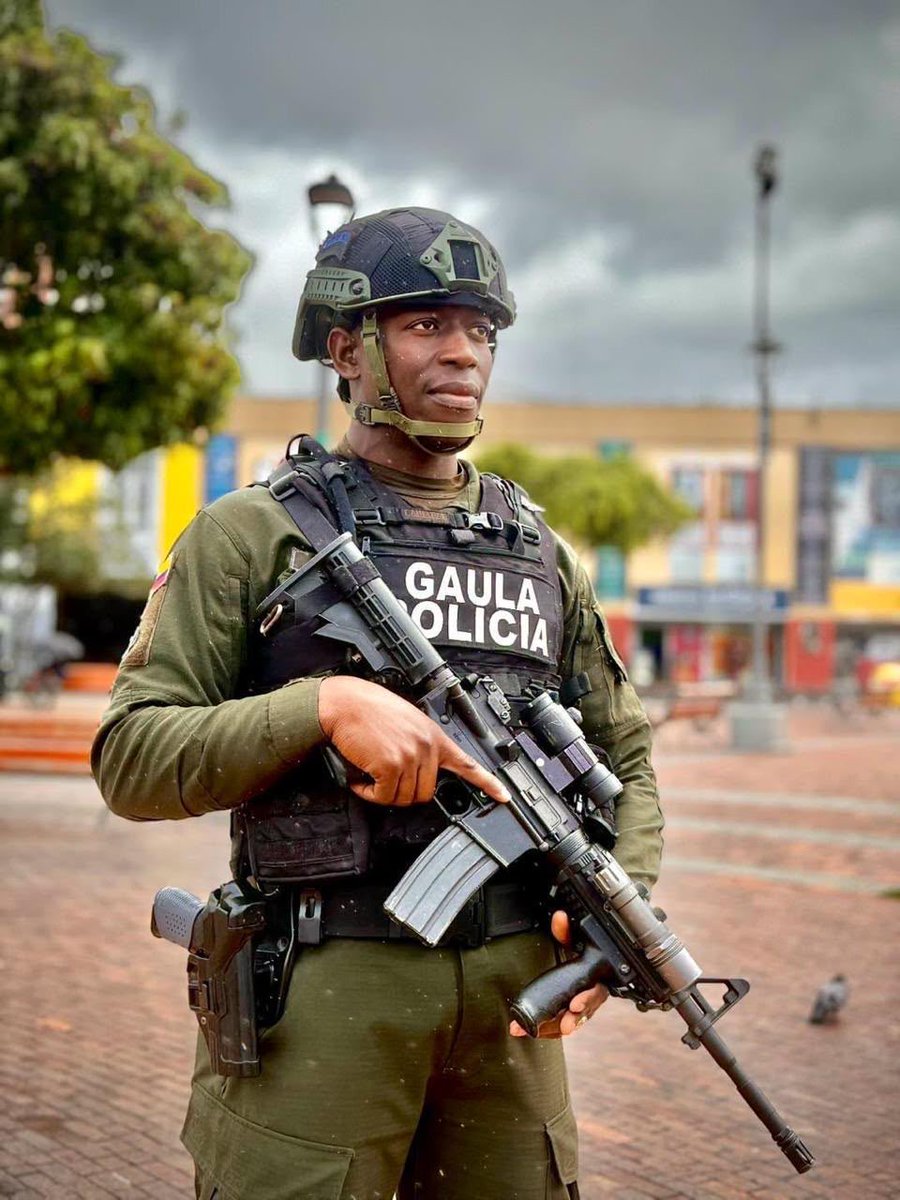 EscuelaSubof's tweet photo. Un uniforme no define a una persona; sus acciones sí. Cada día, nuestros policías construyen confianza a través del trabajo honesto, la cercanía con la comunidad y capacidades que fortalecen la prevención, la protección y la convivencia en todo el país. 

#DiosYPatria https://t.co/jDztKb9jZZ