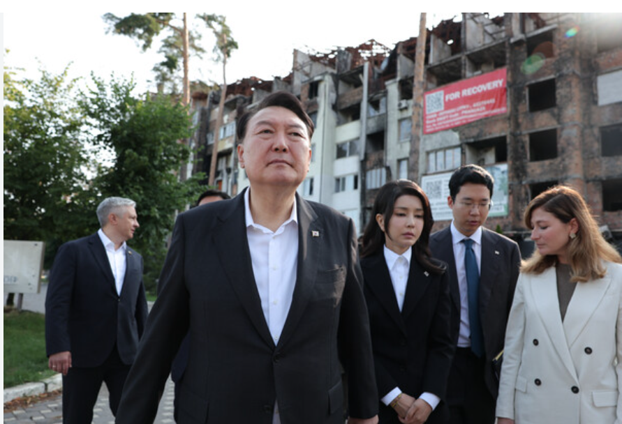 ghyh44's tweet photo. 윤석열이 2023년 7월 15일 우크라이나를 
비밀리에 전격 방문했다.
전쟁 중인 나라에 그것도 부인까지 대동하고 말이다. 

그에 앞서 윤석열은 4월 우크라이나에 
155mm 포탄 수십만 발을 지원했다. 
당시 언론보도에 따르면 
무려 33만~50만발이라고 한다. 

국제시세가 1발당 3,000~4,000달러하니  
대충 10억~20억달러에 해당하는 규모란다. 

그 엄청난 물량의 포탄을 빼냈으니 
이 나라 전방에 있는 탄약고는  
텅텅 비지 않았지 걱정이다.

그런데 당시 한국언론은 
그 구멍 뚫린 안보체제의 
심각성에 대해 어떤 문제도 제기하지 않았다.

윤석열은 이어서 2024년 3억달러, 2025년 이후 
중장기적으로 20억 달러 이상을 
지원하겠다고 공언했다.

그 즈음 윤석열은 러시아에 대해 
노골적인 적대적 발언을 이어가며 
러시아와의 관계를 파탄을 몰고 갔다. 

��이 썩어나는 줄 알던 윤석열은   
외교문제에 대해서도 
정신분열적 작태를 보였다.

그런데 이재명 정부가 
젤랜스키가 내놓으라는  
지대공 미사일 패트리엇를 
주지 않으니 
북한포로 한국송환을 폭로한 것 아닌가 싶다. 

그 전쟁은 저정학적, 지경학적으로 
한국과 무관하니 한국이 어떤 형태로든지
개입할 이유가 없다.