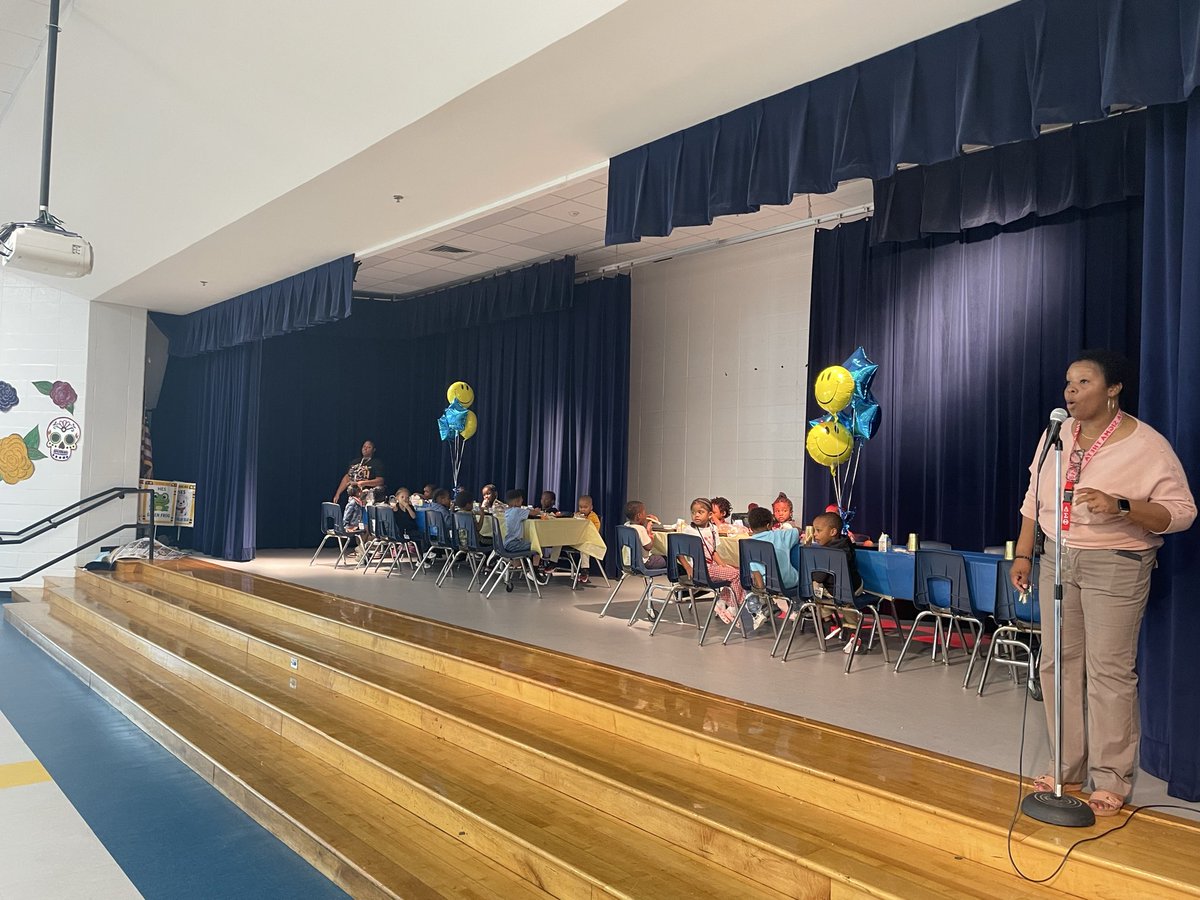 TheHeritageES's tweet photo. Lunch and a sweet treat for The Golden Tray recipients! Awarded to classes who demonstrate consistent positive behavior in the cafeteria. #OneBandOneSound🐆🐆 @Coleman_HES_AP @alexbatesedu @TheKaonisT https://t.co/RRuchVqpe9