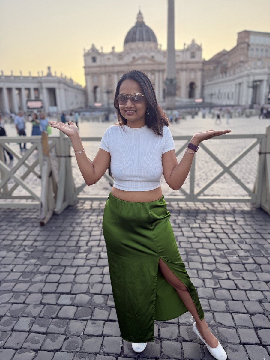 AdventurHarmony's tweet photo. Father I may have sinned 🙈 #vatican #italianbaddie #indianbaddie #brownbaddie #eurotrip https://t.co/Tgp3ea15p3