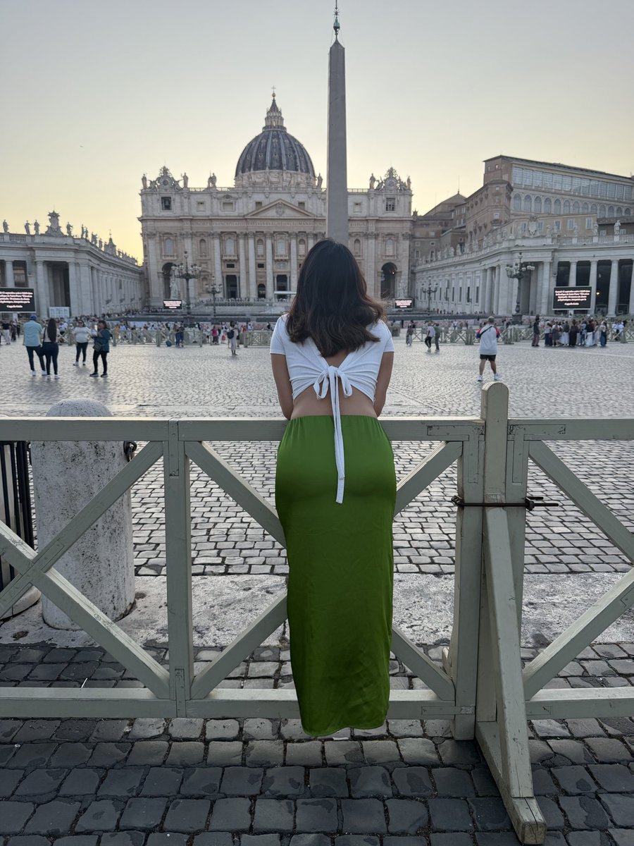 AdventurHarmony's tweet photo. Father I may have sinned 🙈 #vatican #italianbaddie #indianbaddie #brownbaddie #eurotrip https://t.co/Tgp3ea15p3