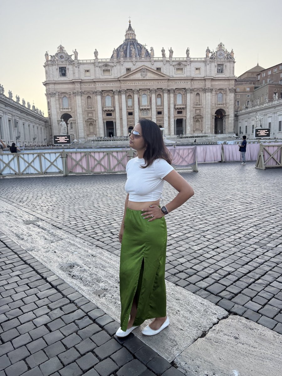 AdventurHarmony's tweet photo. Father I may have sinned 🙈 #vatican #italianbaddie #indianbaddie #brownbaddie #eurotrip https://t.co/Tgp3ea15p3