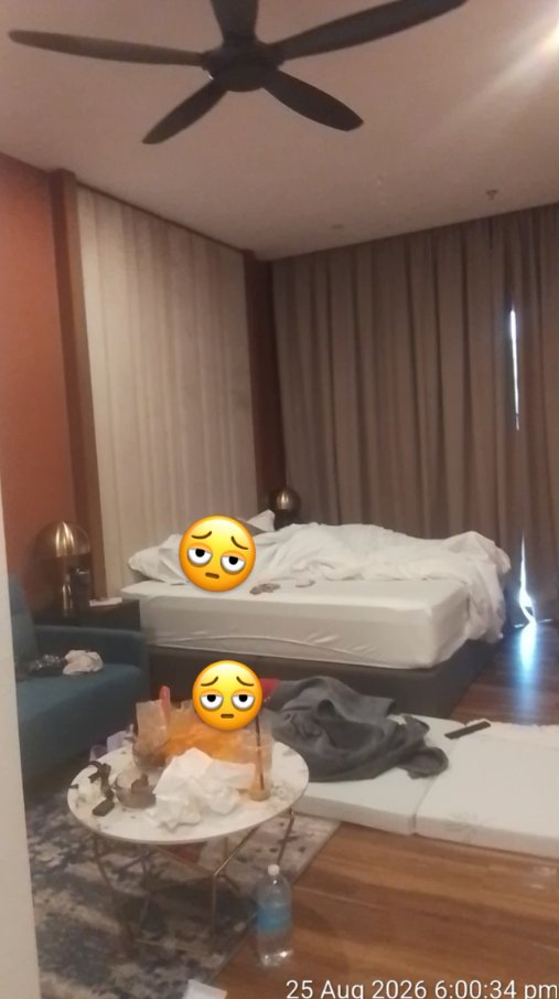 txtharihariWNI's tweet photo. Ya Allah, tolonglah punya common sense kalau check-in di mana pun 😭

Udah jelas-jelas jam check-out-nya 11 pagi. Eh tahu-tahu malah tidur sampai jam 6.30 sore tanpa ngasih kabar apa-apa... sampai security yang harus buka pintu.

Speechless, beneran nggak tahu mau ngomong apa 😭🫩

Kalau kalian jadi staff-nya, bakal ngapain? 😭