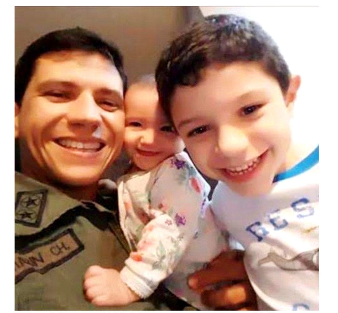JESUSESA's tweet photo. 🇻🇪 ¡Los HIJOS de IGBERT siguen CRECIENDO SIN su PADRE! 

Tcnel. (Ej) Igbert Marín Chaparro (Sep'18) Lució el grado de Alférez Mayor de la Academia Militar de Venezuela; siendo el alumno más distinguido entre todos los cadetes. 
Él sigue preso. 
Sus hijos sin papá.
#LiberenAIgbert https://t.co/zGUiXRMK4Z