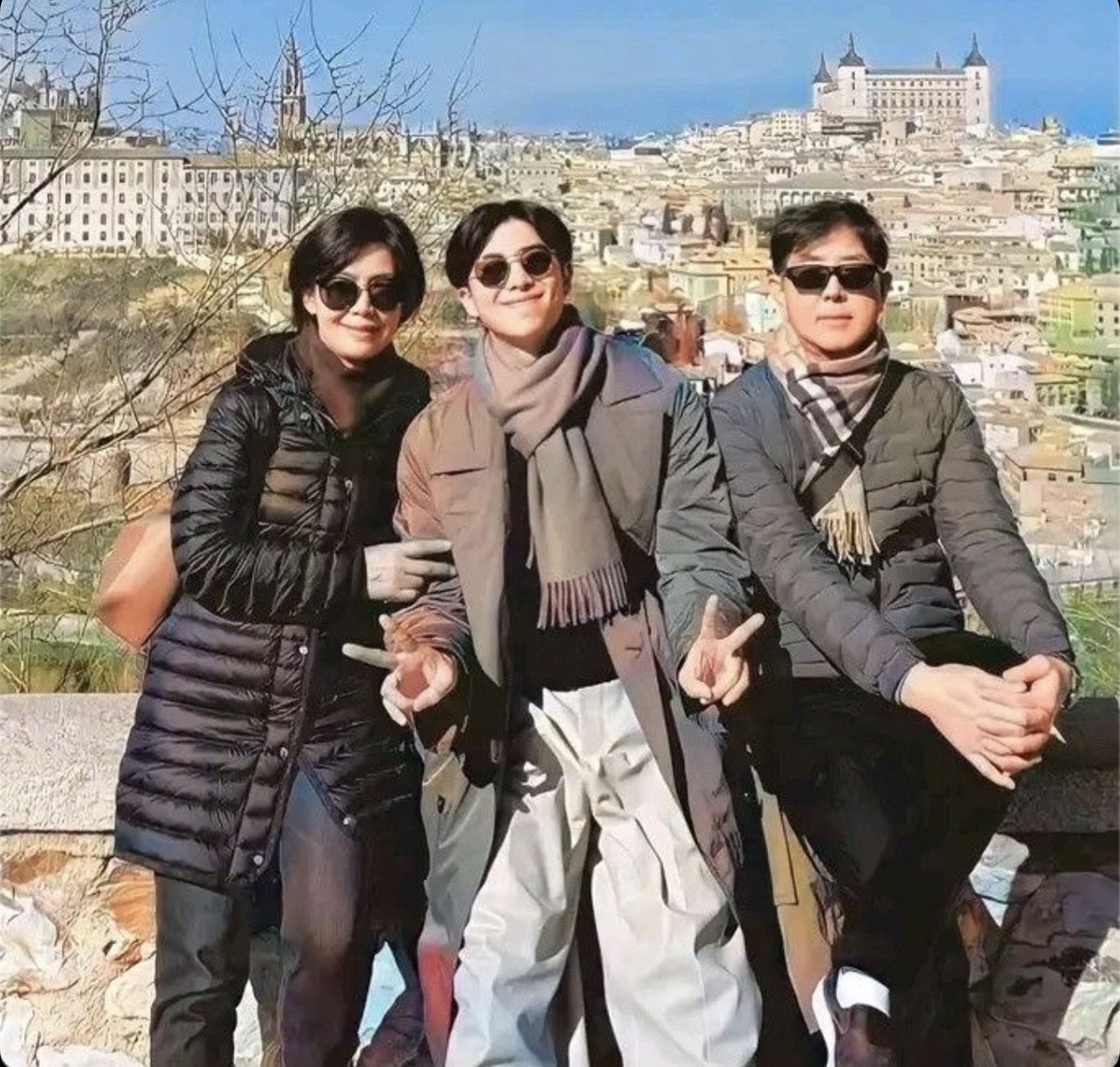 ran__min's tweet photo. أم وأب وأخت نامجون موجودين بالمعرض ، تذكرت كلام نامجون عنهم، وكيف كانوا دائمًا أول وأكبر داعمين له ، اكيد الحين فخورين فيه مره :(☹️🤍

🐨 أبي كان يحمل في داخله شغفًا ورغبةً في الحياة، ولهذا كان داعمًا جدًا للطريق الذي اخترته.

🐨 في المقابل، كانت والدتي تحاول دائمًا أن تمنحني الاستقرار، وتنصحني بألا أخاطر كثيرًا وأن أبقى في المنطقة الآمنة.

🐨 كنت أشعر وكأنني ساعة بندول تتأرجح بين والديّ. أعتقد أنني تعلمت معنى التوازن بفضلهما، وكانا بحق والدين رائعين بالنسبة لي.