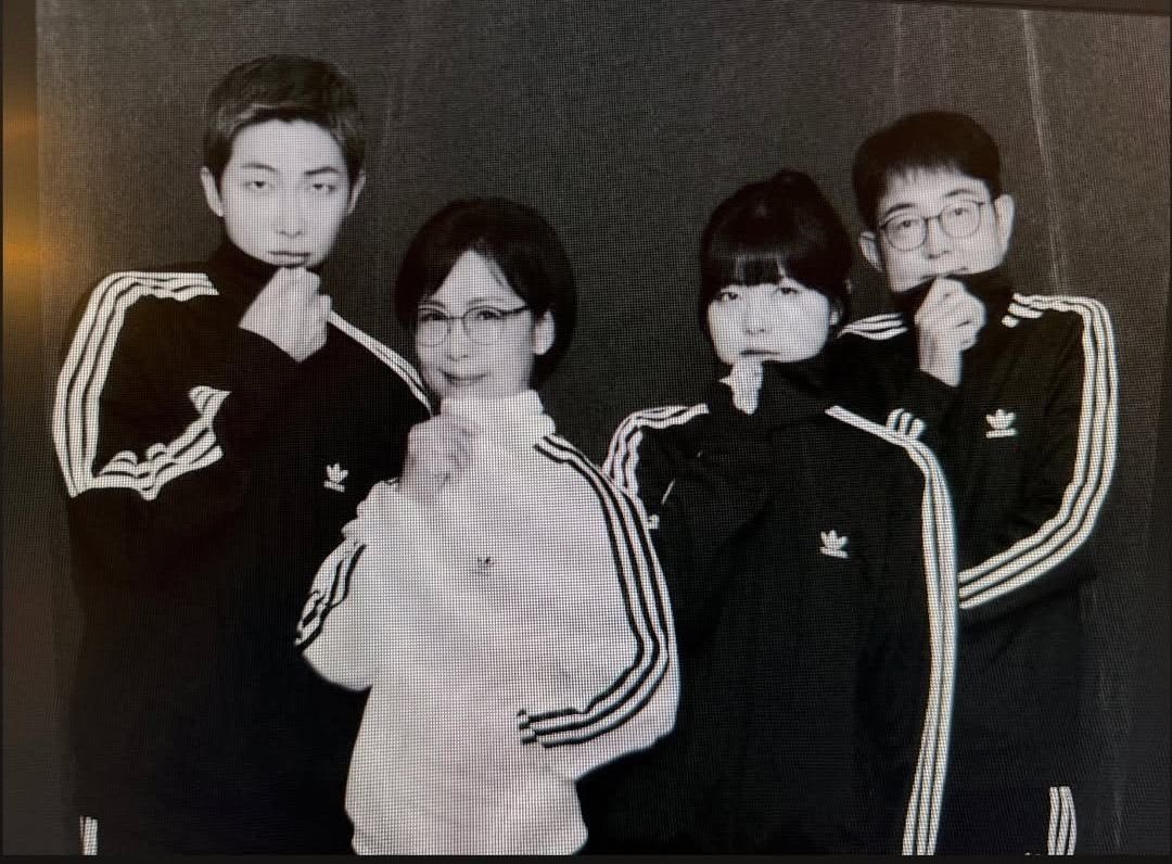ran__min's tweet photo. أم وأب وأخت نامجون موجودين بالمعرض ، تذكرت كلام نامجون عنهم، وكيف كانوا دائمًا أول وأكبر داعمين له ، اكيد الحين فخورين فيه مره :(☹️🤍

🐨 أبي كان يحمل في داخله شغفًا ورغبةً في الحياة، ولهذا كان داعمًا جدًا للطريق الذي اخترته.

🐨 في المقابل، كانت والدتي تحاول دائمًا أن تمنحني الاستقرار، وتنصحني بألا أخاطر كثيرًا وأن أبقى في المنطقة الآمنة.

🐨 كنت أشعر وكأنني ساعة بندول تتأرجح بين والديّ. أعتقد أنني تعلمت معنى التوازن بفضلهما، وكانا بحق والدين رائعين بالنسبة لي.