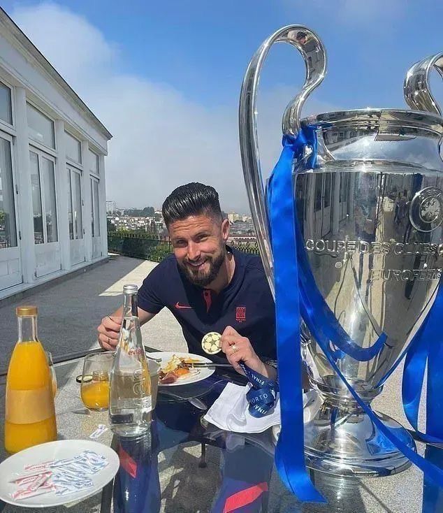 chriswrightzz's tweet photo. CHELSEA REWIND: Happy 40th Birthday to former blue, Olivier Giroud! 👏

🏆 Champions League
🏆 Europa League
🏆 F.A Cup

A true class act! 🇫🇷 https://t.co/fOGp4INgKh