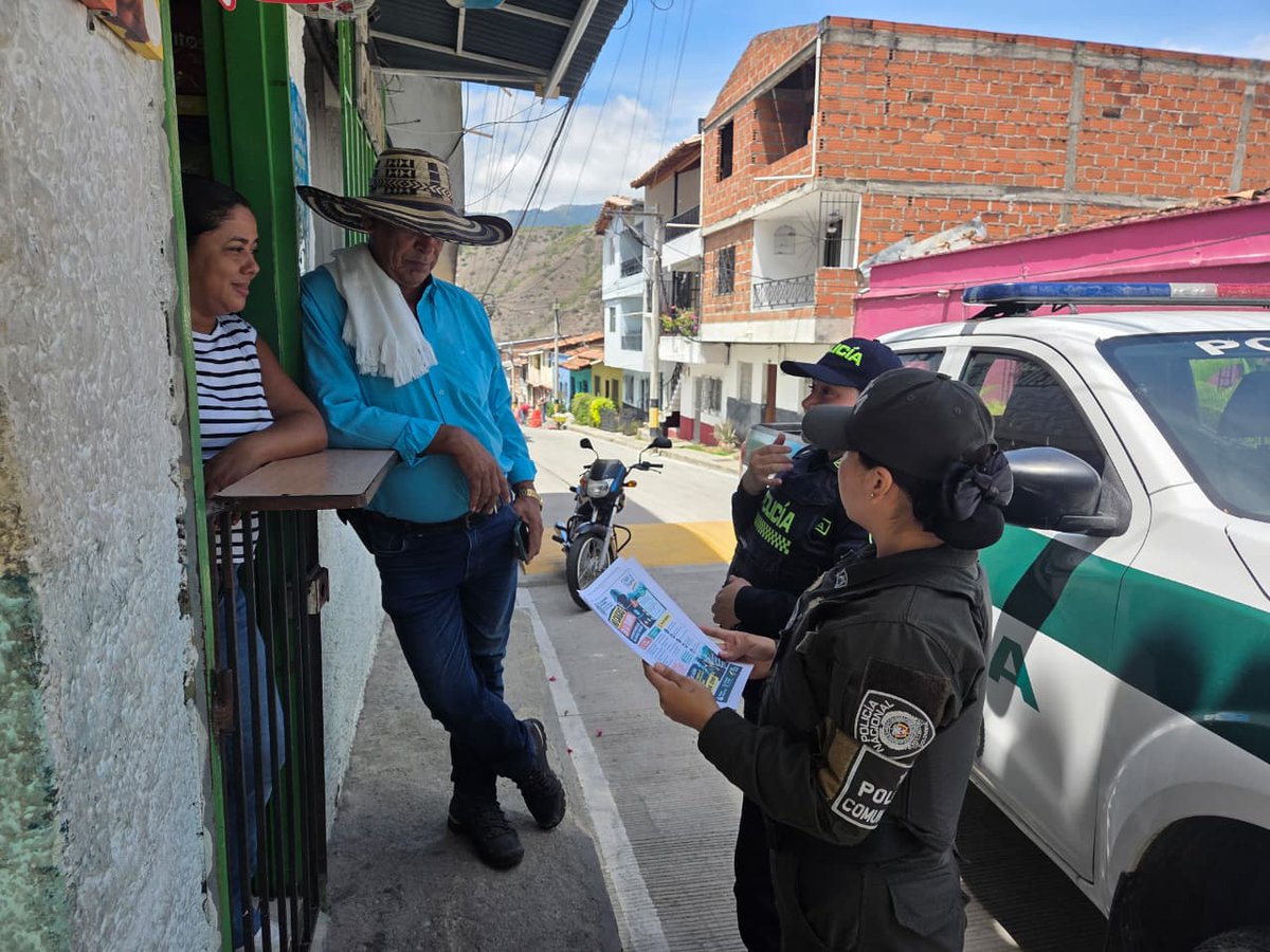 Policiantioquia's tweet photo. En #Liborina | Nuestro Grupo de Policía Comunitaria realizó una campaña de prevención contra la extorsión en diferentes sectores del municipio, orientando a la comunidad sobre las modalidades utilizadas por los delincuentes y fortaleciendo las medidas de autoprotección y la cultura de la denuncia. #JuntosPorAntioquia