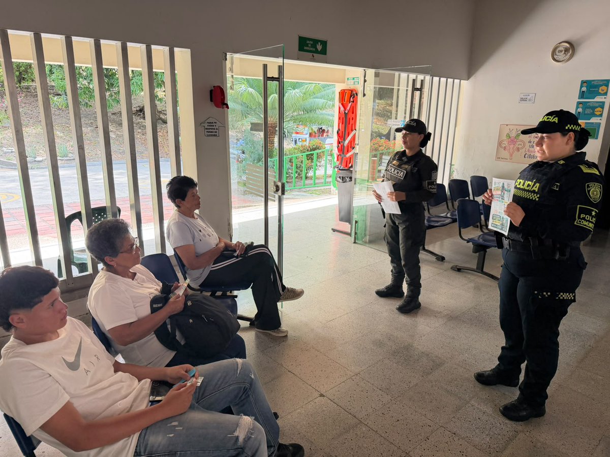 Policiantioquia's tweet photo. En #Liborina | Nuestro Grupo de Policía Comunitaria realizó una campaña de prevención contra la extorsión en diferentes sectores del municipio, orientando a la comunidad sobre las modalidades utilizadas por los delincuentes y fortaleciendo las medidas de autoprotección y la cultura de la denuncia. #JuntosPorAntioquia