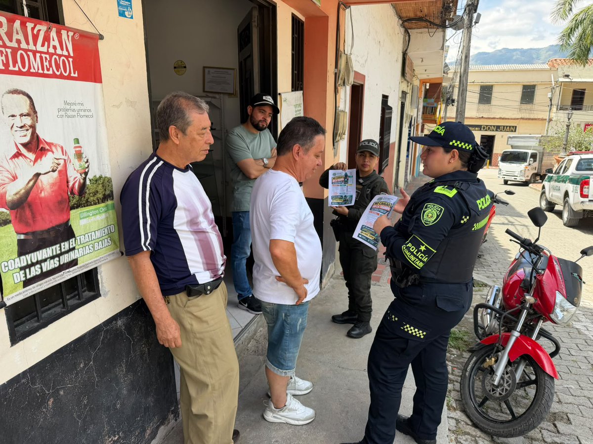 Policiantioquia's tweet photo. En #Liborina | Nuestro Grupo de Policía Comunitaria realizó una campaña de prevención contra la extorsión en diferentes sectores del municipio, orientando a la comunidad sobre las modalidades utilizadas por los delincuentes y fortaleciendo las medidas de autoprotección y la cultura de la denuncia. #JuntosPorAntioquia