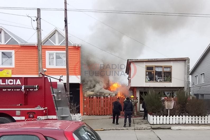 radiofueguina's tweet photo. FUEGO Y DRAMATISMO EN EL CASCO VIEJO DE RIO GRANDE:  Rescataron a dos personas mayores de un incendio que arrasó su humilde vivienda.

https://t.co/oJzmEGBS4W https://t.co/9m57lwXHsJ