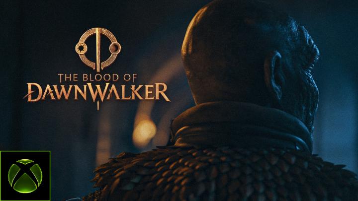 A dark, cinematic promotional image for the video game "The Blood of Dawnwalker," showing the back of a cloaked, rugged figure with a partially obscured face, accompanied by the game's logo featuring a circular emblem and an Xbox branding logo in the corner. The Spanish tagline "¿En qué elegirás convertirte?" (What will you choose to become?) ties directly to the game's themes of destiny and transformation, urging players to embrace their fate.