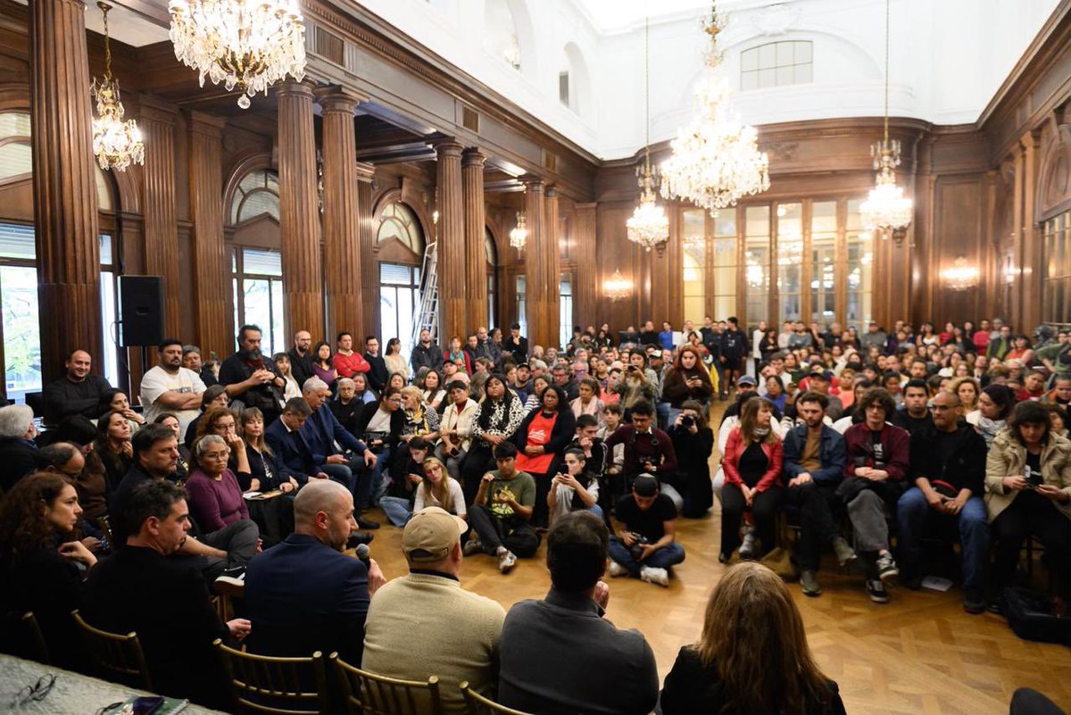 mbarroetavena's tweet photo. Hoy participamos de una audiencia pública en la Legislatura para escuchar a vecinos, organizaciones y distintos actores de los barrios populares frente al hostigamiento y la discriminación que sufrieron con los operativos “Tormenta Negra”.

Más de 1500 policías y agentes en 15 barrios, denuncias de violencia, y detenciones arbitrarias.

Esto no es una política de seguridad. Es una puesta en escena que estigmatiza a los barrios populares y busca correr la discusión detrás del discurso de la mano dura.

Mientras tanto, faltan políticas de integración, vivienda y acceso a derechos
