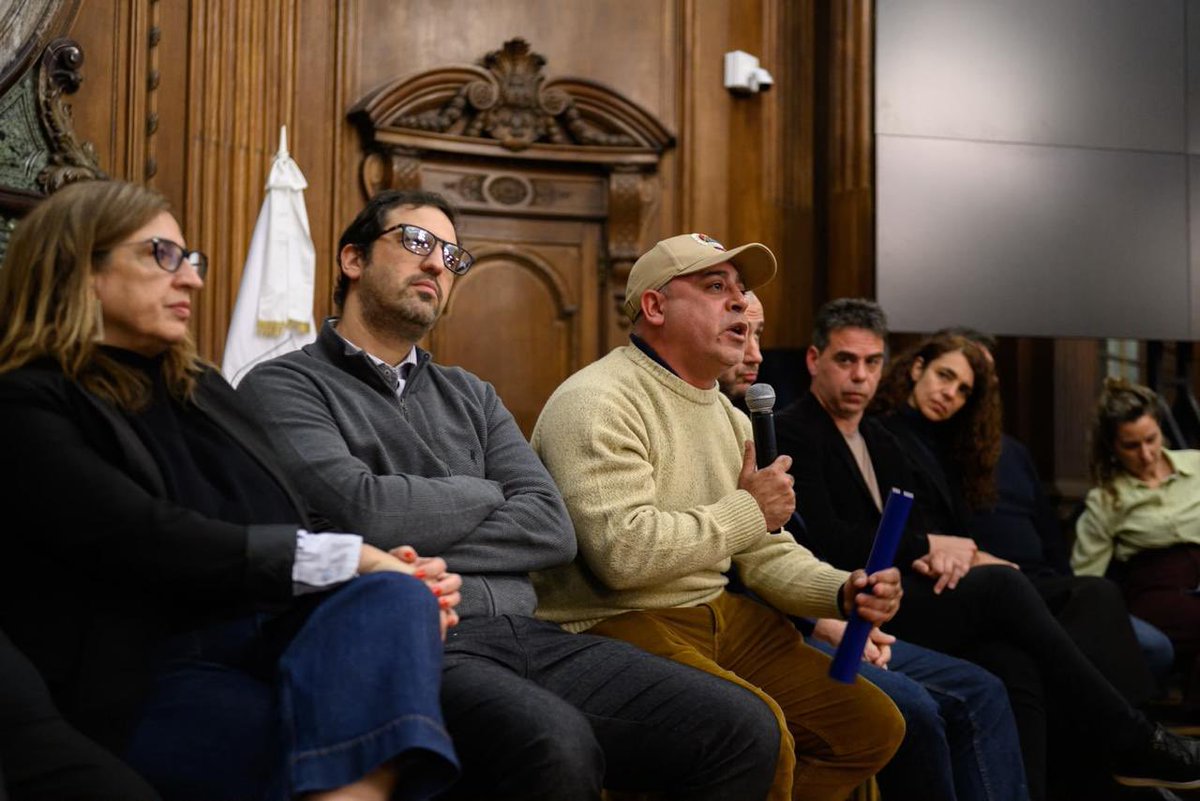 mbarroetavena's tweet photo. Hoy participamos de una audiencia pública en la Legislatura para escuchar a vecinos, organizaciones y distintos actores de los barrios populares frente al hostigamiento y la discriminación que sufrieron con los operativos “Tormenta Negra”.

Más de 1500 policías y agentes en 15 barrios, denuncias de violencia, y detenciones arbitrarias.

Esto no es una política de seguridad. Es una puesta en escena que estigmatiza a los barrios populares y busca correr la discusión detrás del discurso de la mano dura.

Mientras tanto, faltan políticas de integración, vivienda y acceso a derechos