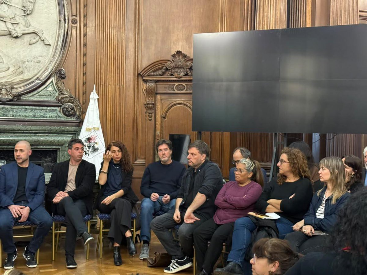 mbarroetavena's tweet photo. Hoy participamos de una audiencia pública en la Legislatura para escuchar a vecinos, organizaciones y distintos actores de los barrios populares frente al hostigamiento y la discriminación que sufrieron con los operativos “Tormenta Negra”.

Más de 1500 policías y agentes en 15 barrios, denuncias de violencia, y detenciones arbitrarias.

Esto no es una política de seguridad. Es una puesta en escena que estigmatiza a los barrios populares y busca correr la discusión detrás del discurso de la mano dura.

Mientras tanto, faltan políticas de integración, vivienda y acceso a derechos
