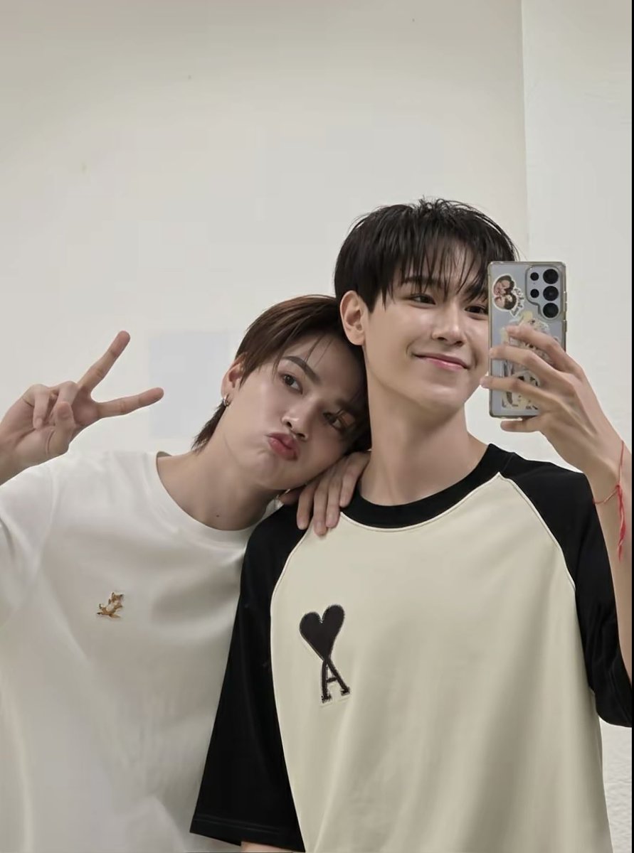jujunjack's tweet photo. Good morning kah☀️

손좀썼다고 밤에 콕콕..참나..늙었어..🥲

이제 좀 추워져서 밤낮으론 쌀쌀하네요.
감기유행이래요..😭 조심들하세요!!!!

“사랑받고 싶다면 사랑하라.
     그리고 사랑스럽게 행동하라.”
          -벤자민 프랭클린-

//나만의CP는항상 사랑스럽쥬💛💙

#juniormark https://t.co/3nMZJz8L6v