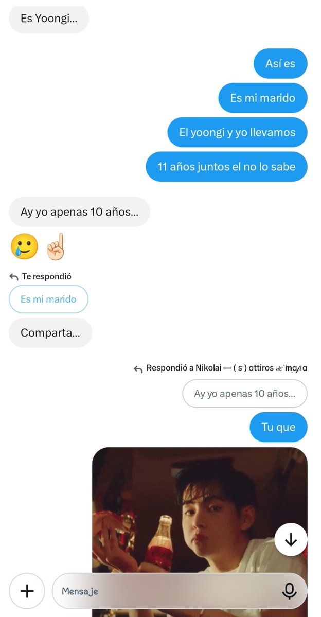 TaeTaWinter's tweet photo. Las pláticas de Nikolai y yo 😂 si desaparece no me culpen el solito se callo de las escaleras de su casa. https://t.co/s7v9RUN1Ft