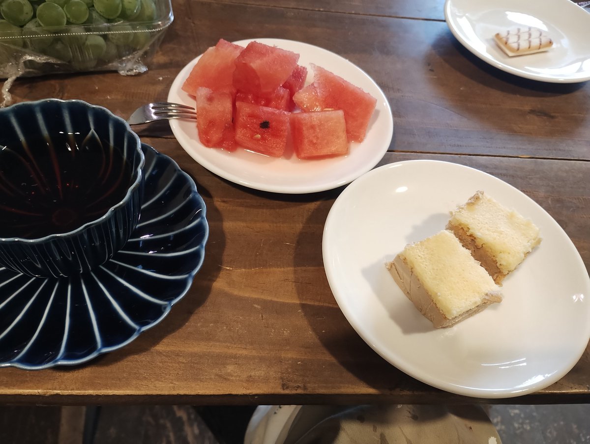 benitenmaru's tweet photo. おはようスイカと業スー冷凍ティラミス。
本当なら今頃はもう新店舗で営業を始めてるはずだったのにまだ工事中。でも10/12にイベント入れちゃってるからどんなカタチでも開店しなきゃ…。現場にゆくぞ! https://t.co/cgBj40SNY5