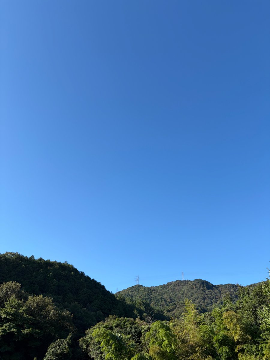 kumagai_TMK's tweet photo. @goodjog_hfm おはようございます☀
福山市水呑町の8時頃の天気は澄み渡る青空の晴天☺️
いや〜久しぶりの晴れの朝
今までの大雨で家の前の川に茂っていた草が8割がた流されて無くなってたよ〜

今日も笑顔で過ごしましょうね🎶
ご安全に〜🥛
#GOODJOG #ジョグ天 https://t.co/ZkmDof5avx