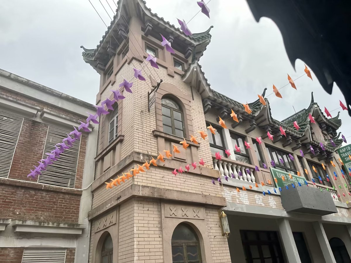 wahyuadisptr4's tweet photo. In this busy street, the bustling crowd doesn't stop the quiet rust of time. ， https://t.co/aXCTEOCEi3