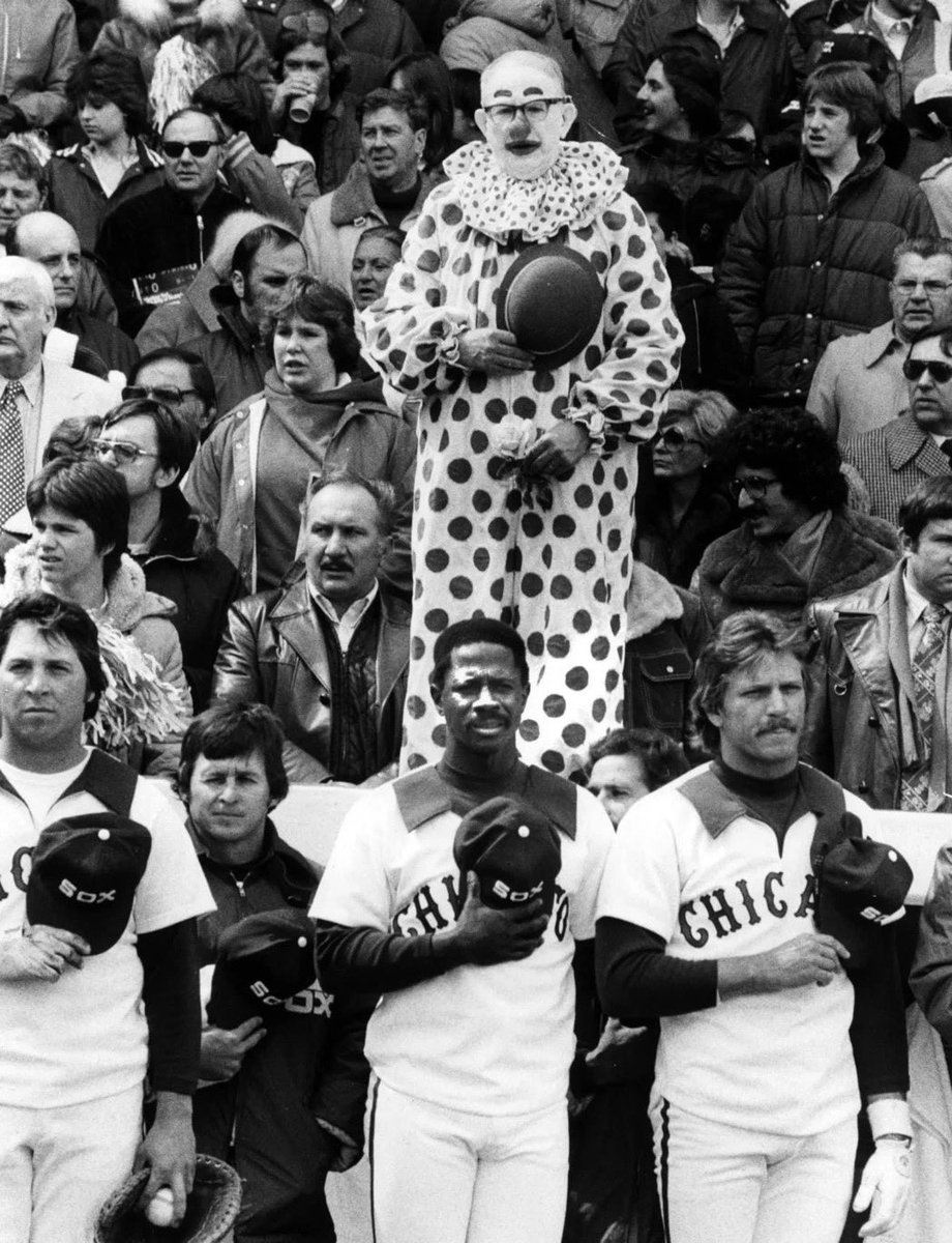 Super70sSports's tweet photo. Tell me the world wasn’t a better place when the players wore collars, the clown on top of the dugout loved America, and 75% of the fans looked like hitmen or undercover cops. https://t.co/focNgbNGaZ