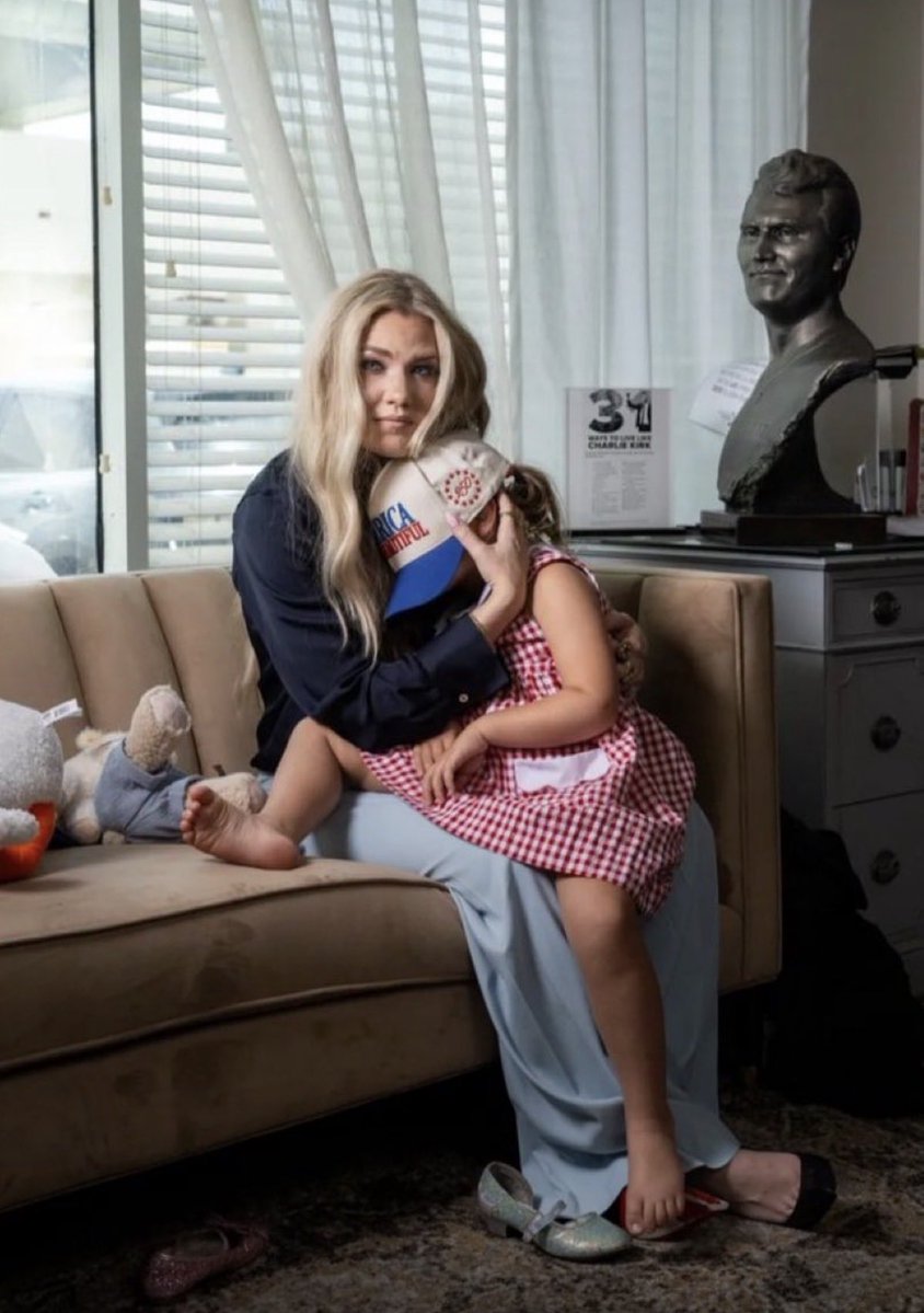 BlushandChaos's tweet photo. Staging herself as the victim when the literal victim is a statue behind her. https://t.co/cIatXK1DbA