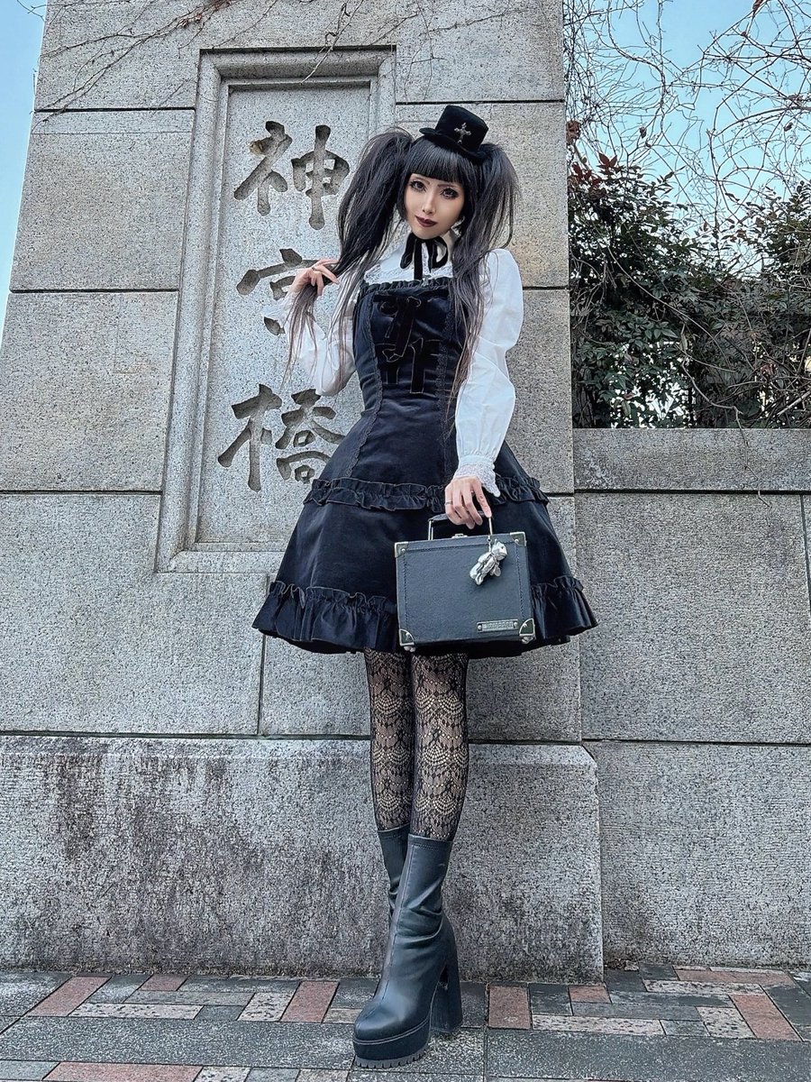 r0zen_vamp's tweet photo. しまむら魔改造のなんちゃってゴスロリだった女も20年後ここまで進化したので…
(やっていることは20年変わらないけど)
誰かのきっかけになればいいよね。この沼は入ったらとても深いの。抜け出せない。 https://t.co/TK8ZkKBukK