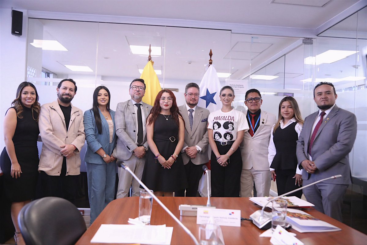 EGuzmanurresta's tweet photo. Hoy reafirmamos nuestro compromiso de fortalecer los lazos de amistad y cooperación entre Ecuador y Panamá. 🇪🇨🤝🇵🇦

Felicito a Nathaly Farinango, presidenta, y a Xavier Ordóñez, secretario, por sus designaciones. Como integrante de este Grupo Interparlamentario, seguiré trabajando para impulsar iniciativas en seguridad, comercio y cooperación, en beneficio de nuestros pueblos.

#Ecuador #Panamá #AmistadParlamentaria #AsambleaNacional #JhajairaUrresta