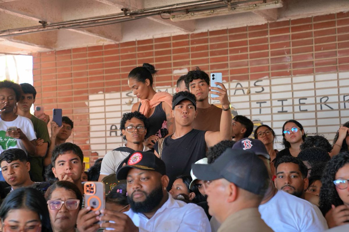 petrogustavo's tweet photo. Lo que propone el presidente de la Corte Suprema Es que las mujeres tengan que trabajar 500 semanas más par obtener pensión a pesar que la justicia ordenó que se pensionarán a las 1.00O swmanas. Esto es lo que se llama el movimiento antiderechos https://t.co/2fighqphDK https://t.co/RQhZqLW7rh