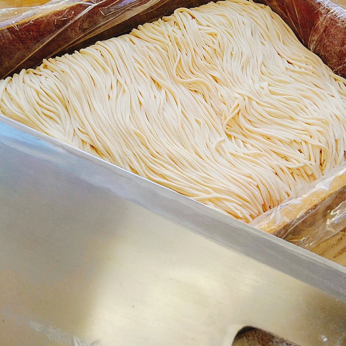 SHINvirgoZ's tweet photo. 手打ち細うどん始まりました💪
鍋焼き　いかがですか〜☺️

本日ランチセットは、
秋しゃけ炊き込みご飯
煮物小鉢
天ぷら盛り
新そば

お待ちしております🙇 https://t.co/Frq5EdFjCF