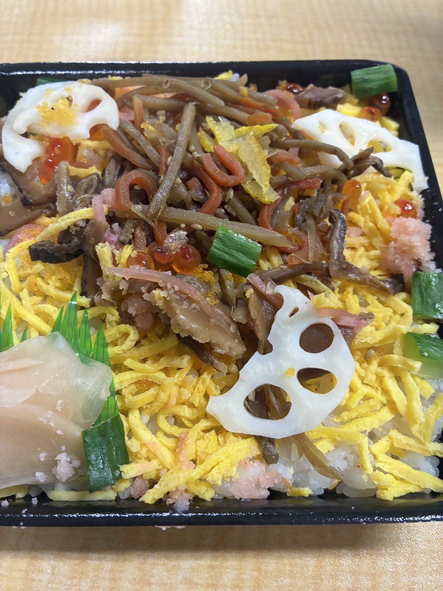 kusahugu7's tweet photo. 今日のお昼はちらし寿司🍱✨
いろんな具が入っていて、見ているだけでも楽しくなるのも好きな理由です🤤
忙しい日ほど、こういう小さな楽しみを大事にしたいですね。
午後も良い時間になりますように🙏 https://t.co/XZCsOhB2pj