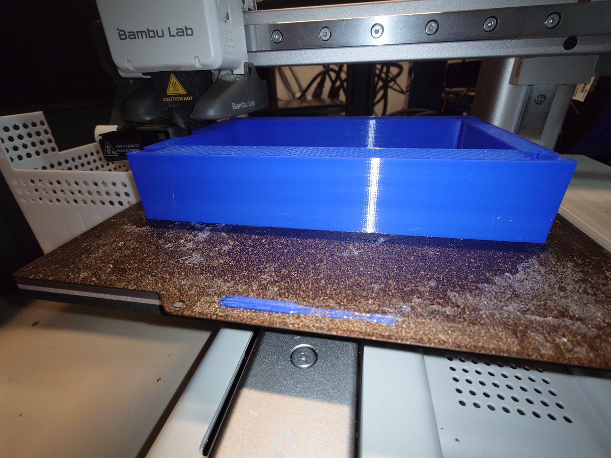 K_Hyodo's tweet photo. 熱積層型3Dプリンタ，0.2mmノズルとPETGで造形中
糸引くデメリットあるけれど今のところ世界が変わる積層跡，プロトタイプじゃ無い

造形欲が高まるけど時間倍増 https://t.co/uOs78r5Q9j