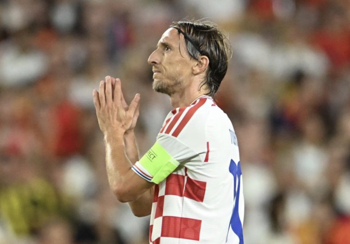 FabrizioRomano's tweet photo. ❤️🇪🇸 Luka Modrić after getting a standing ovation in Sevilla: “Thank you, Spain”. https://t.co/ThvSzxHEBE