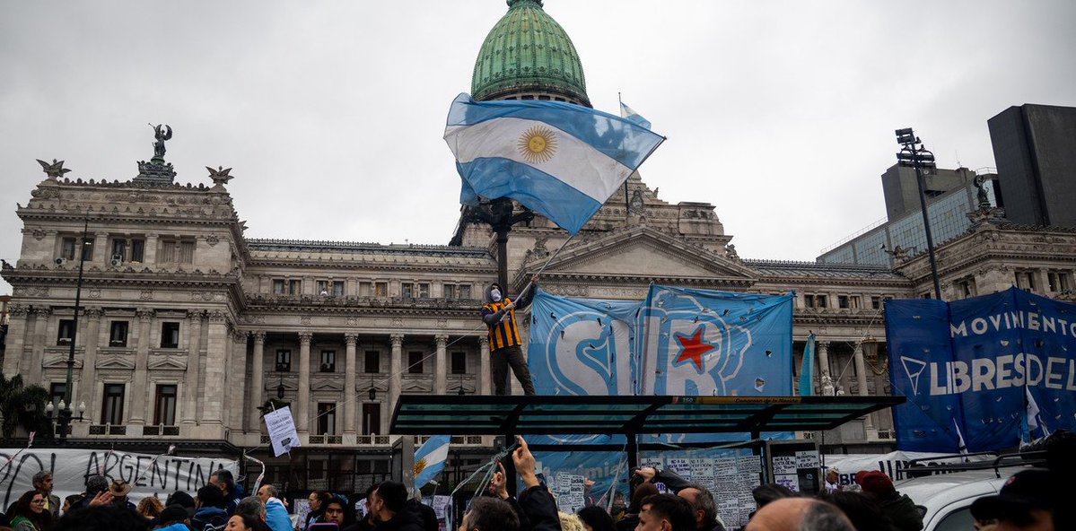 clarincom's tweet photo. LA CORTE SUPREMA VOLTEÓ UNA CAUTELAR QUE LIMITABA LA COMPRA DE TIERRAS POR PARTE DE EXTRANJEROS

Revocó el fallo que había frenado la derogación de la Ley de Tierras y dejó nuevamente operativo el artículo del DNU de Javier Milei que eliminó las restricciones para compradores extranjeros.

Los jueces consideraron que el Centro de Ex Combatientes Islas Malvinas La Plata no tenía legitimación para presentar la demanda colectiva. El tribunal aclaró que su decisión no implica pronunciarse sobre la constitucionalidad del decreto ni interfiere con su tratamiento en el Congreso.

(+) en Clarín: https://t.co/TB3qBoGrkA
Foto: Marcha frente al Congreso en contra del proyecto impulsado por Javier Milei denominado como "Ley de Inviolabilidad la Propiedad Privada" que introduce modificaciones sobre Ley Tierras.