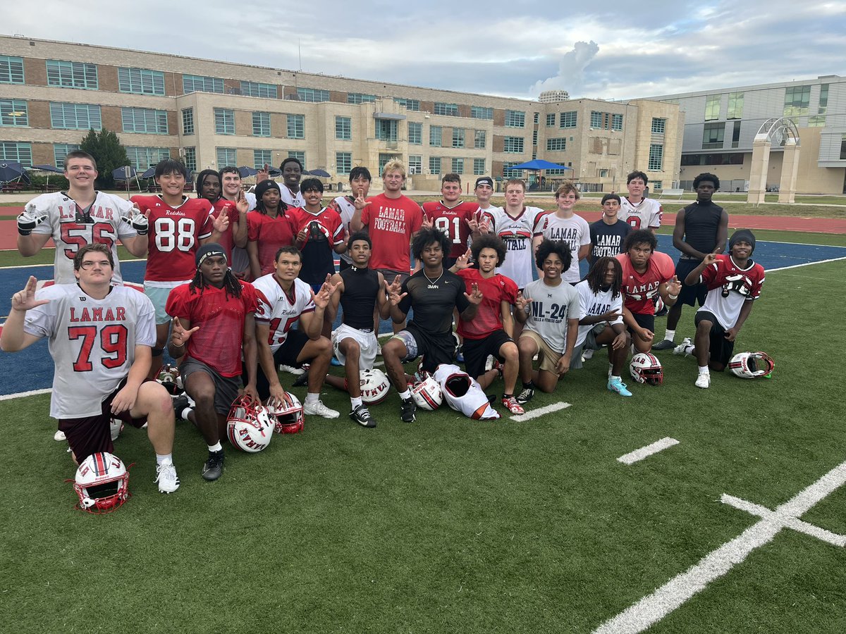 LamarTexansFB's tweet photo. Varsity Honor Roll! 
#studentathlete https://t.co/6th4MxWx0e