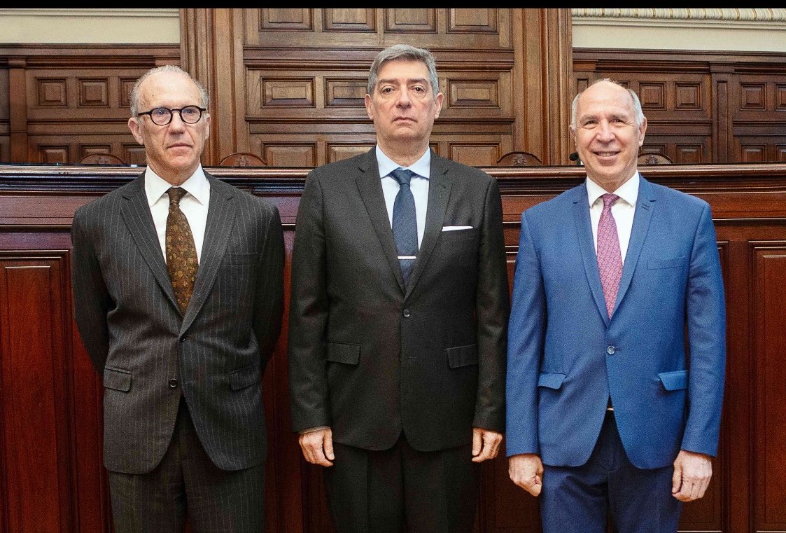 Inesrodri77's tweet photo. Creo que todos los argentinos tenemos que hacer un paro general con movilización contra estos 3 delincuentes!  

La falta de huevos de la dirigencia me tiene harta si no  van a mover el orto que se corran https://t.co/HDPYzMiatN