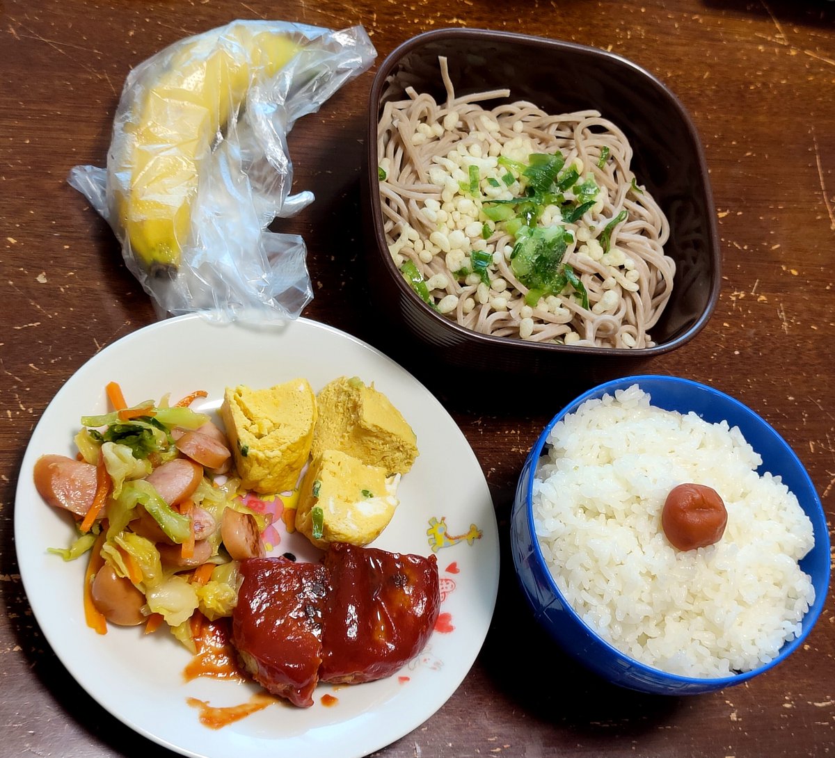 muririenergy's tweet photo. 今日次男は学校休みで皿飯。
ダメだ…職場の元凶からのダメージで疲れてるわ…。
ホントあいつ辞めてくれないかな…。

#お弁当記録
#タッパー弁当 https://t.co/WH1YkKM55k