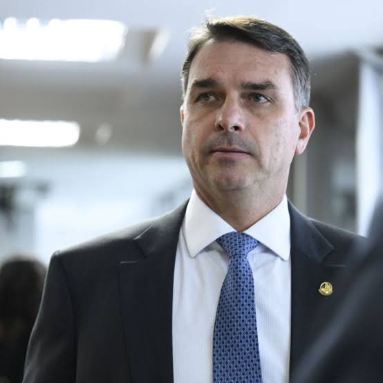 Caveira_Patriot's tweet photo. 🚨ELEIÇÕES: Nunes Marques concede direito de resposta a Flávio Bolsonaro após site de Lula associá-lo a milícias. https://t.co/F3JtQmbZP8