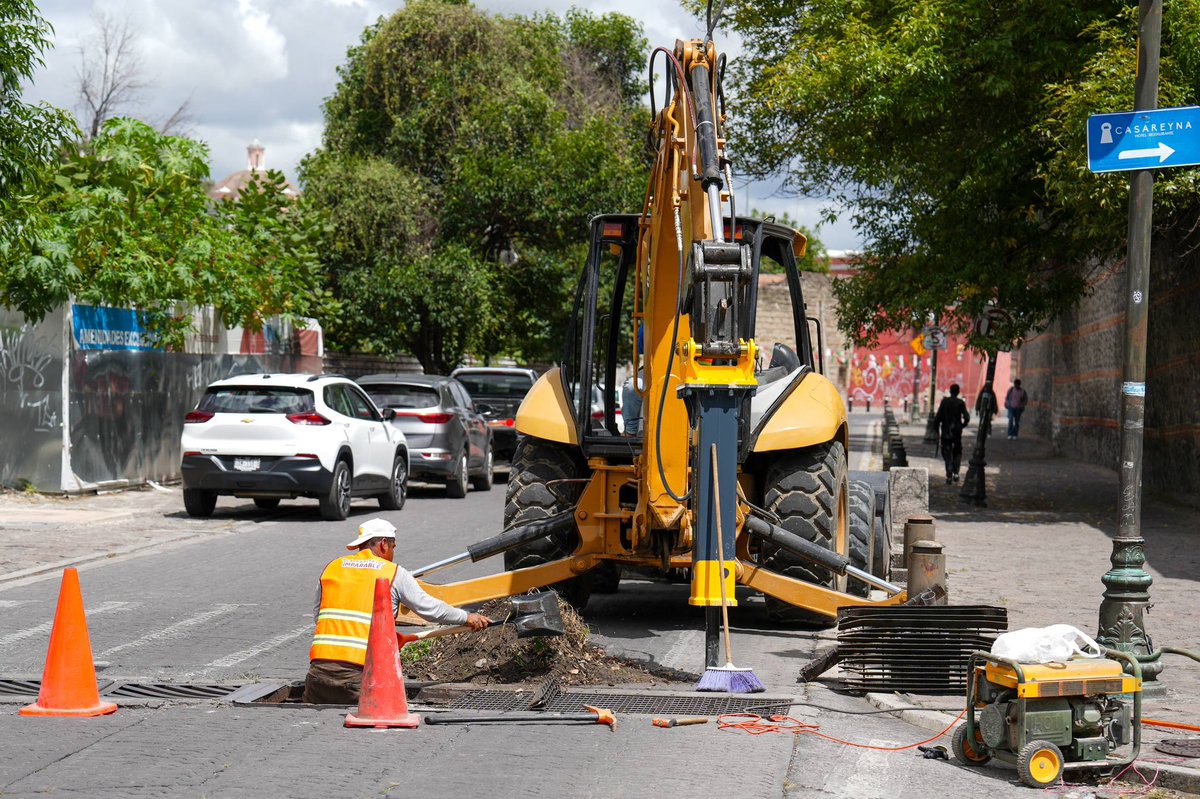 pepechedrauimx's tweet photo. Revisamos el avance de la intervención que realiza @InfraPue en el Boulevard Héroes del 5 de Mayo.

Con estos trabajos buscamos mejorar las condiciones para quienes transitan por esta zona durante la temporada de lluvias. 🙌🏼🛣️ https://t.co/vLo6qnTHeL