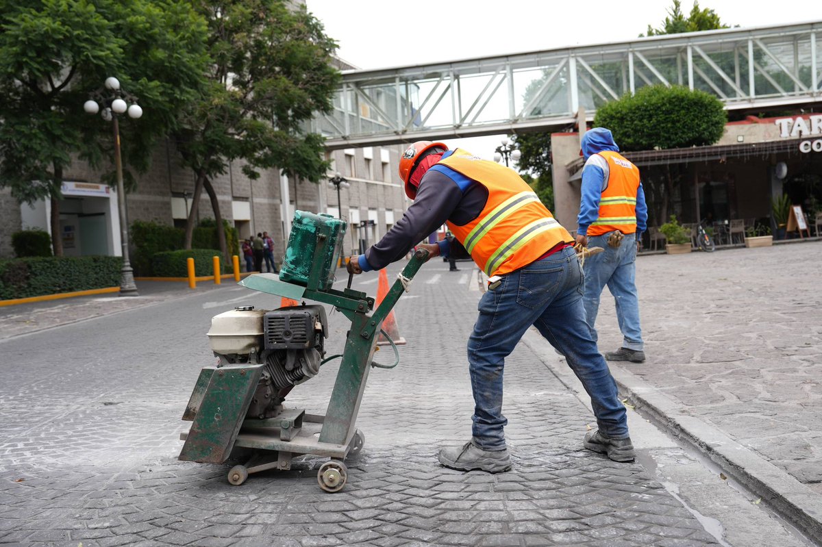 pepechedrauimx's tweet photo. Revisamos el avance de la intervención que realiza @InfraPue en el Boulevard Héroes del 5 de Mayo.

Con estos trabajos buscamos mejorar las condiciones para quienes transitan por esta zona durante la temporada de lluvias. 🙌🏼🛣️ https://t.co/vLo6qnTHeL