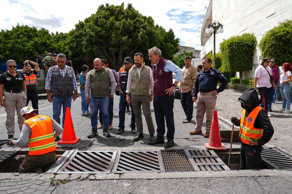 pepechedrauimx's tweet photo. Revisamos el avance de la intervención que realiza @InfraPue en el Boulevard Héroes del 5 de Mayo.

Con estos trabajos buscamos mejorar las condiciones para quienes transitan por esta zona durante la temporada de lluvias. 🙌🏼🛣️ https://t.co/vLo6qnTHeL