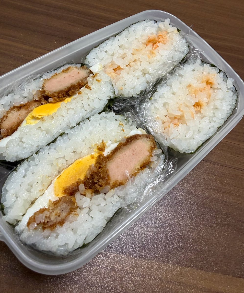 dkaachan1719's tweet photo. 9/30
ハムカツ目玉焼きにぎり、鮭にぎり🍱

今日は外回りの途中で食べるそうで、おにぎりのオーダーでした🍙

3人とも本当によく食べるのですが、小3長男は朝から3杯飯🍚食べていました👦🏽食べた後もまだお腹空いてると言ってて、出る前に茹で卵食べていました🥚笑

#旦那弁当 #お弁当作り楽しもう部 https://t.co/eUAg5qCHZv
