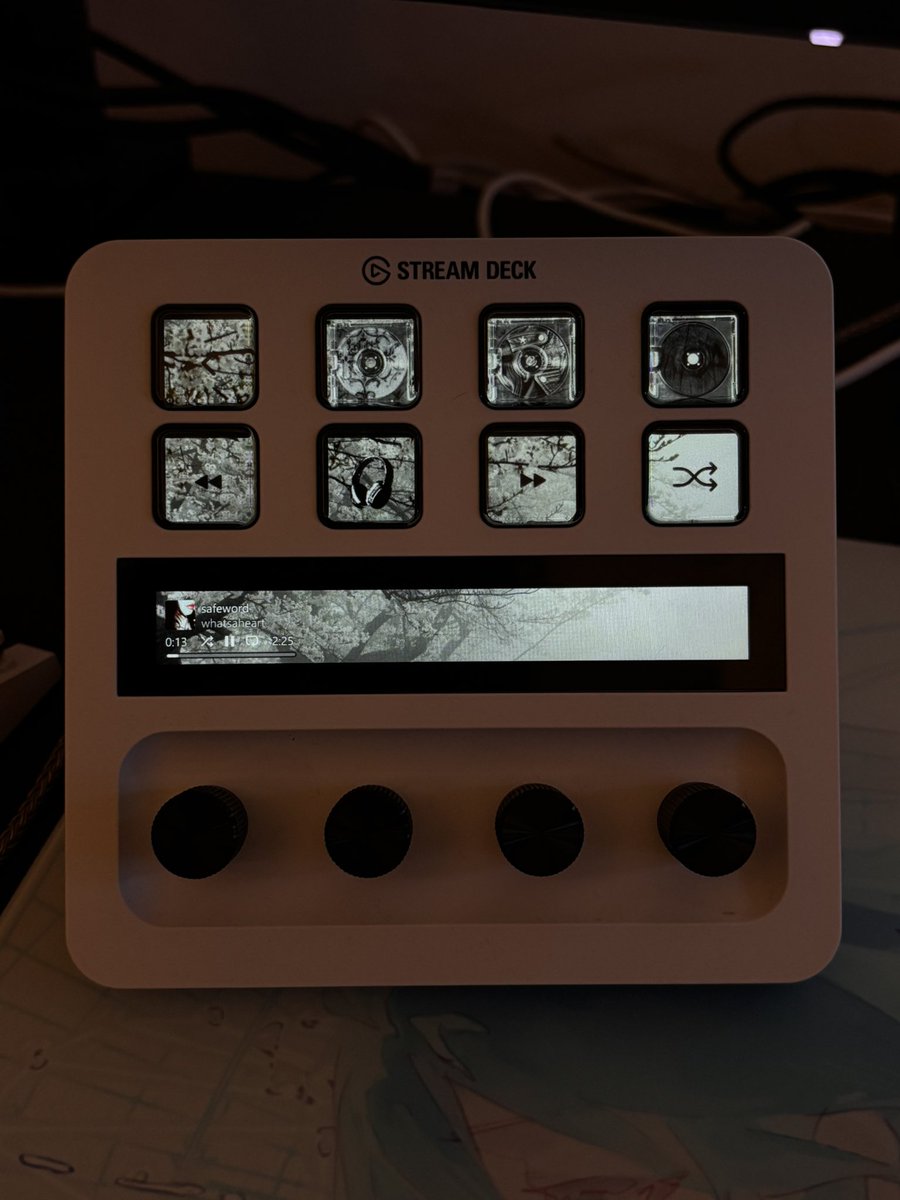 kitca1t_'s tweet photo. 🪽stream deck setup https://t.co/pg2TWGpXeo